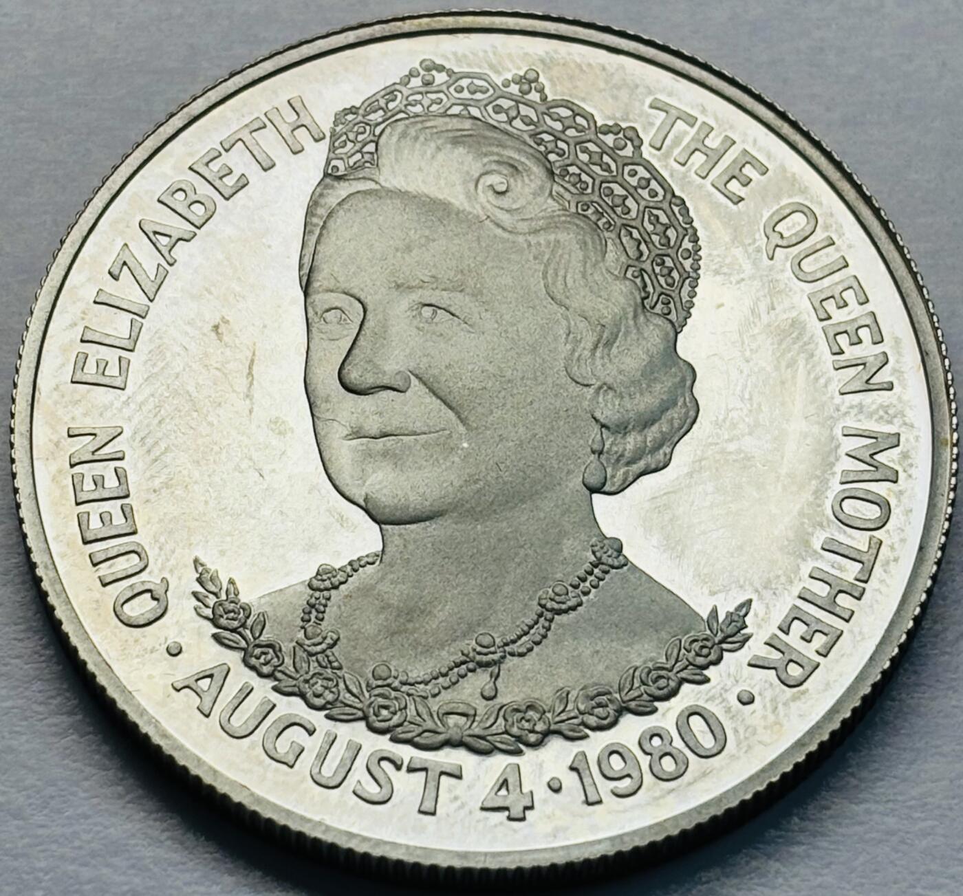 文馨钱币收藏第 283 场，【大雪鉴珍，寒英缀金】金银纪念币精品场，诚邀您的参与【长期接代拍品】 少见好品特里斯坦达1980年25便士 女王母亲80岁生日纪念币 38mm克朗币