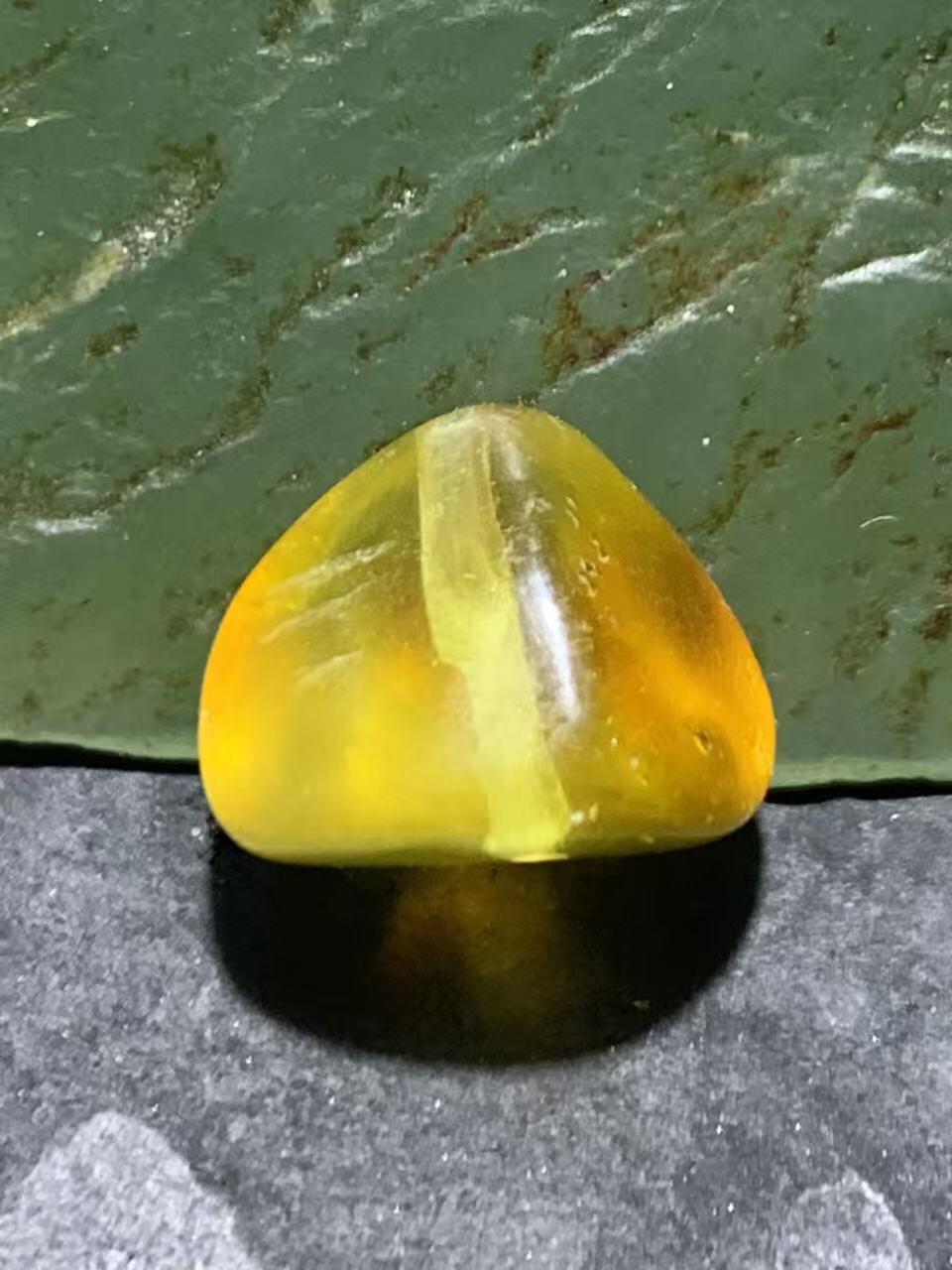 精美天然俄料蜜蜡随形散珠一颗，