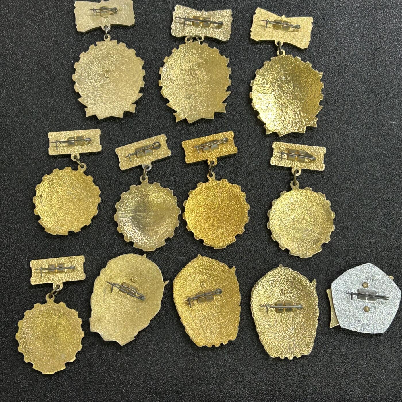 西秦中古拍卖第六十八期 苏联劳动红旗手、五年计划中劳动红旗手奖章全套 