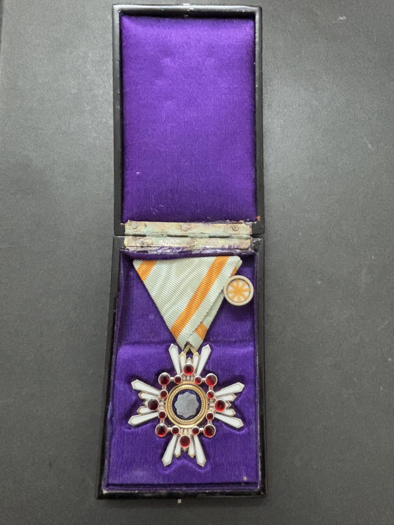 文馨钱币收藏第 283 场，【大雪鉴珍，寒英缀金】金银纪念币精品场，诚邀您的参与【长期接代拍品】 带原盒日本银勋章