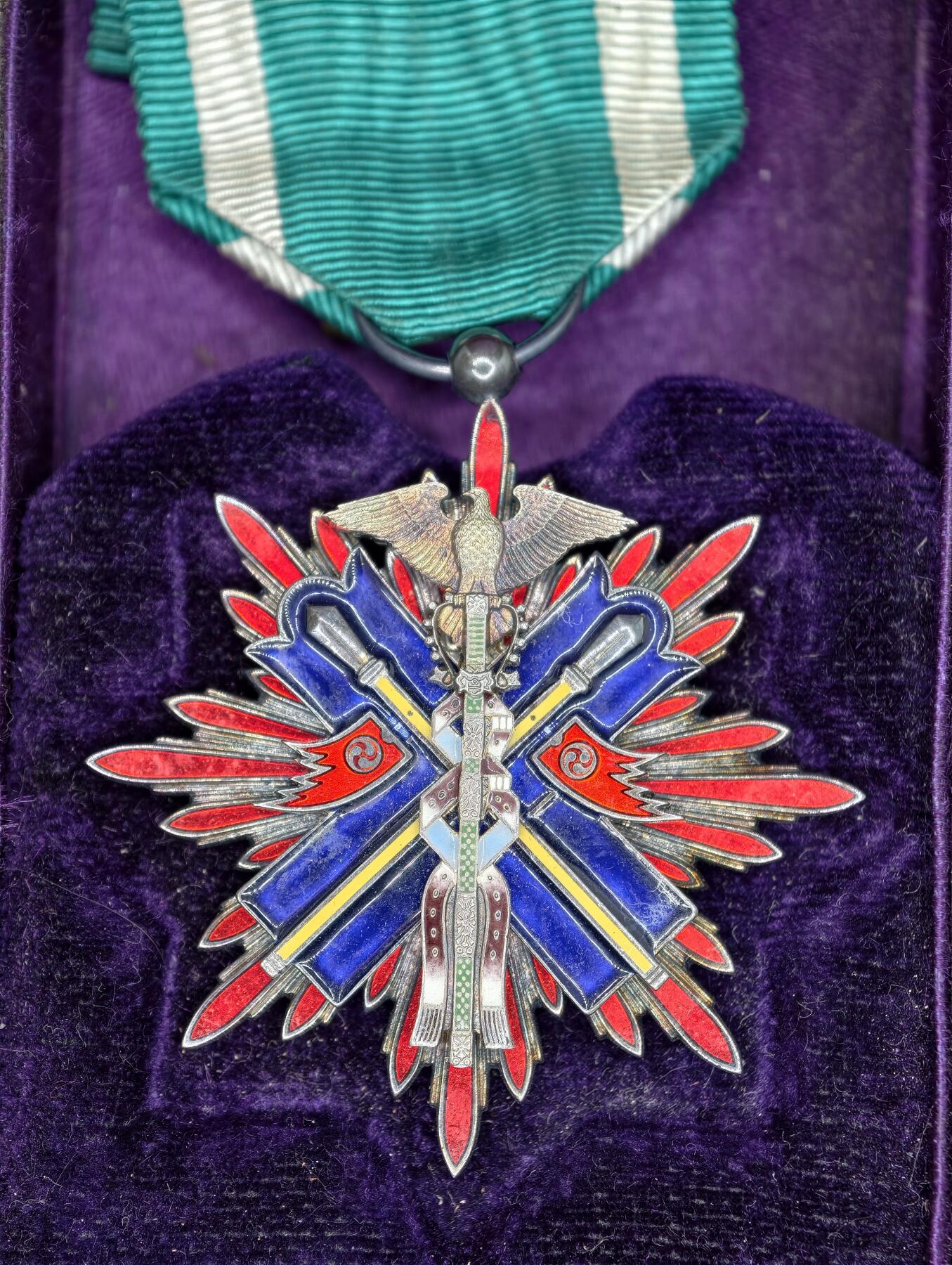 凯旋世界勋赏（第20期）（欢迎送拍）（对拍品有疑问请询问客服，不接受到手刀，出价默认拍品品相。请认真阅读拍卖规则！出价默认已认可！）（收到货请录制开箱视频，无视频概不处理问题。） 昭和早期五鸟带盒盒子有损