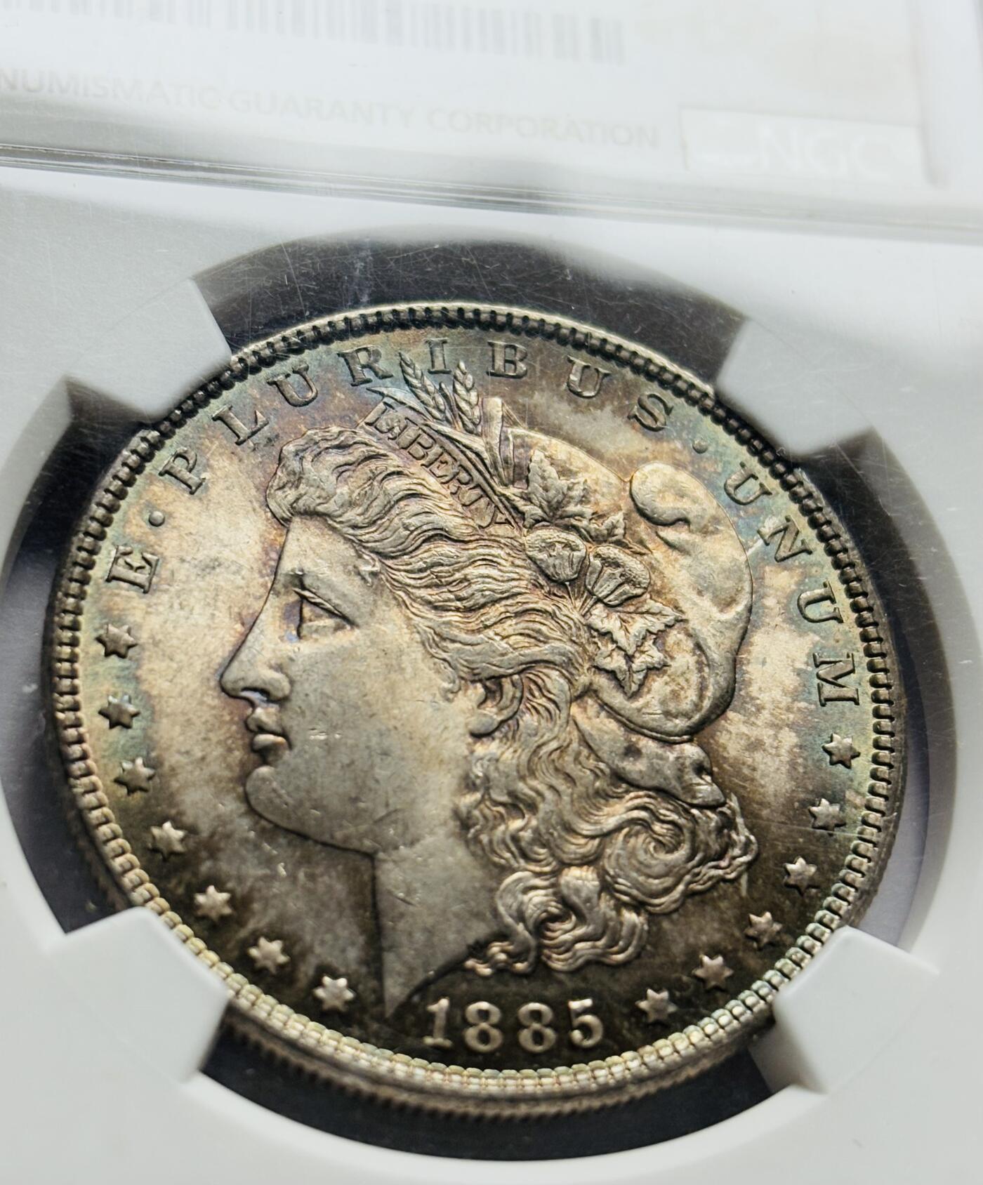 文馨钱币收藏第 283 场，【大雪鉴珍，寒英缀金】金银纪念币精品场，诚邀您的参与【长期接代拍品】 1885 年美国摩根一元银元 NGC 评级 MS64 分，高光五彩，彩虹酱金黄包浆，一眼尽收眼底