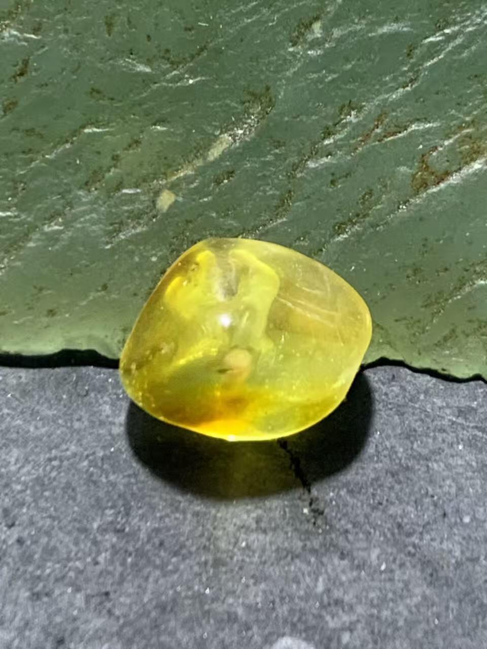 精美天然俄料蜜蜡随形散珠一颗，