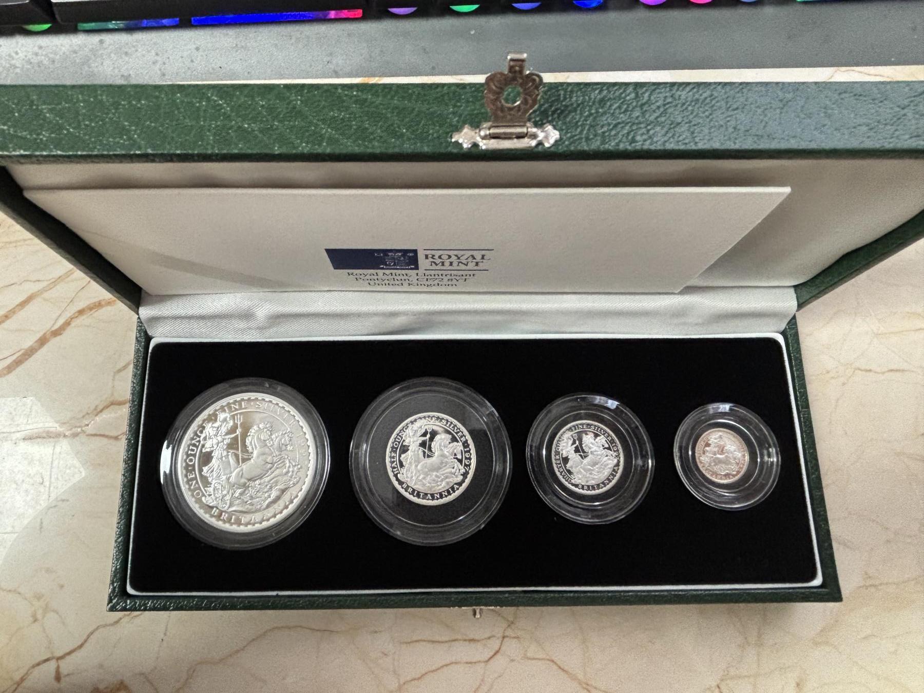 第184期拍卖 获奖英国1997年不列颠女神系列战车女神精制银币套原价3500元，获1999年度克劳斯最佳克朗币大奖，面值:20便士/50便士/1英镑/2英镑，年份：1997年，金属:958银，重量:3.24/8.11/16.22/32.54克，直径:16.5/22/27/40毫米，发行：15000套，有氧化