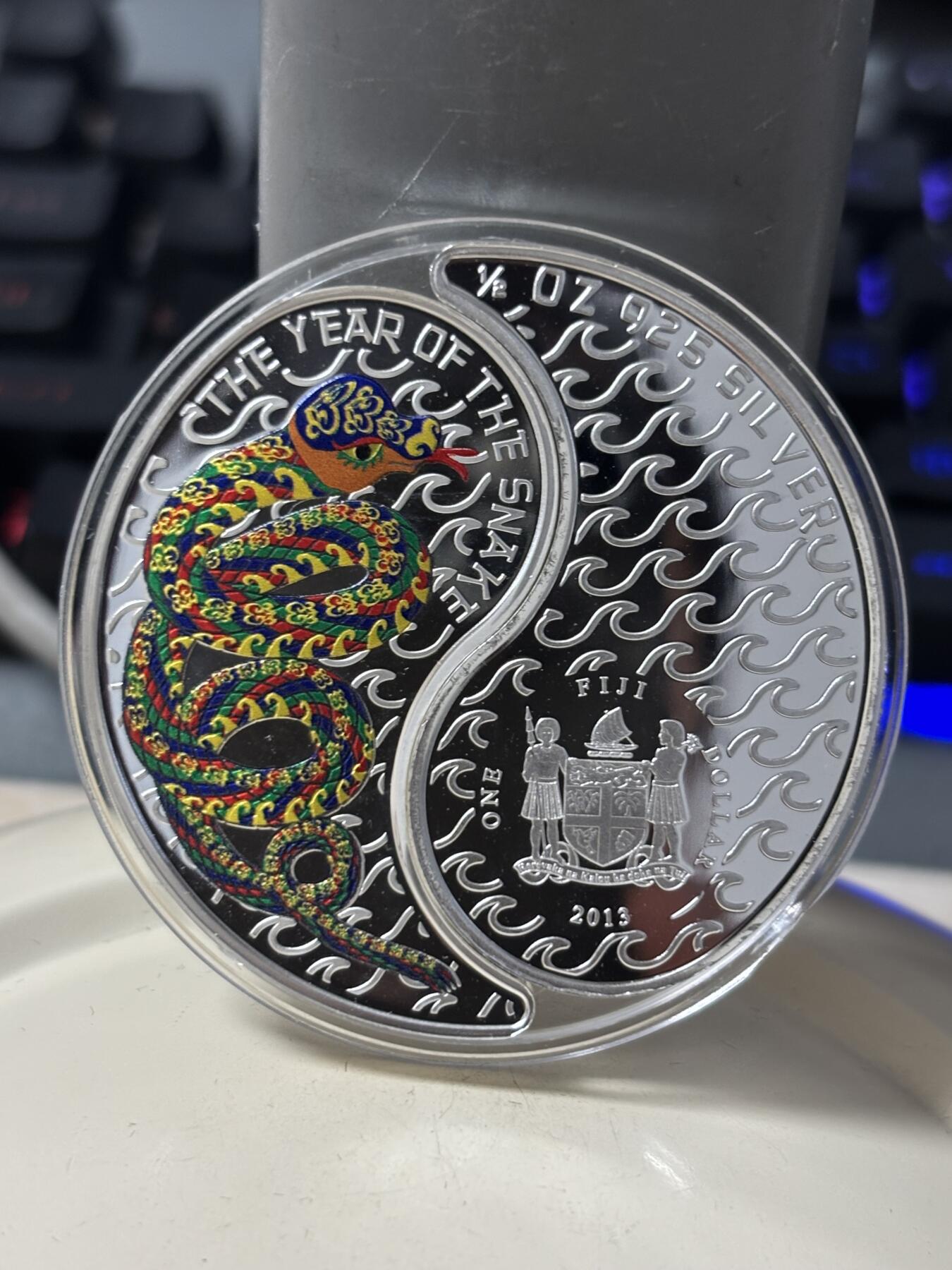 第184期拍卖 斐济2013年十二生肖 蛇年精制彩色阴阳合体纪念银币 925银，16.81克X2 发行量：5000 盒证全 芬兰造币局代铸，