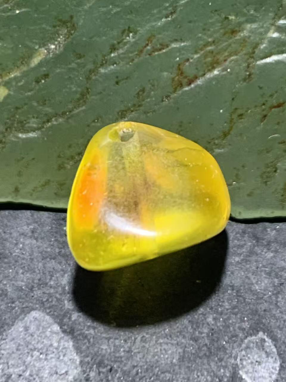 精美天然俄料蜜蜡随形散珠一颗，