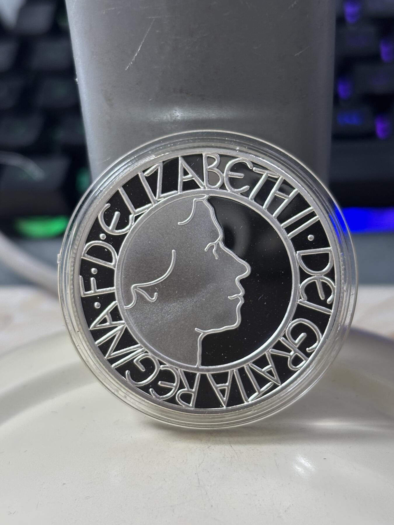 第184期拍卖 英国2002-2003年伊丽莎白女王登基50周年精制纪念银币 2枚套带盒证书，925银，28.28克*2,银价725