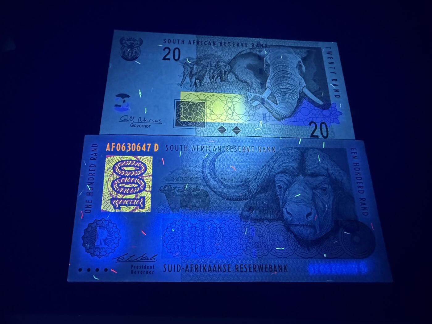 【炜奕收藏】，第五十二期 南非20&100兰特，UNC-/UNC品相，100兰特有一个针孔，包含一张无47