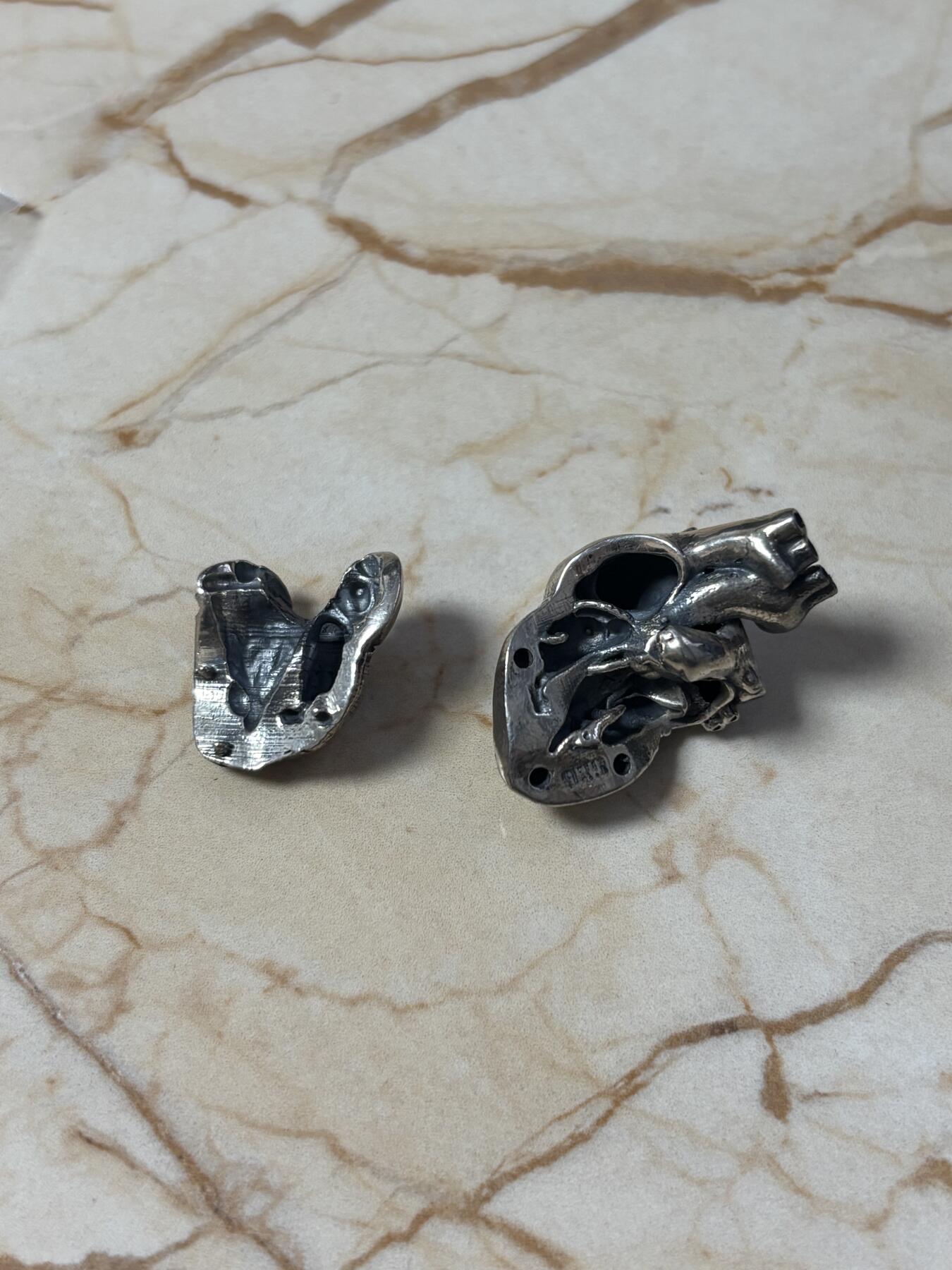 第184期拍卖 南非共和国2017年纪念世界首例心脏移植手术50周年全银精制套币，原装盒证封齐全，小的币有氧化，极富历史纪念意义的套币，发行量700套