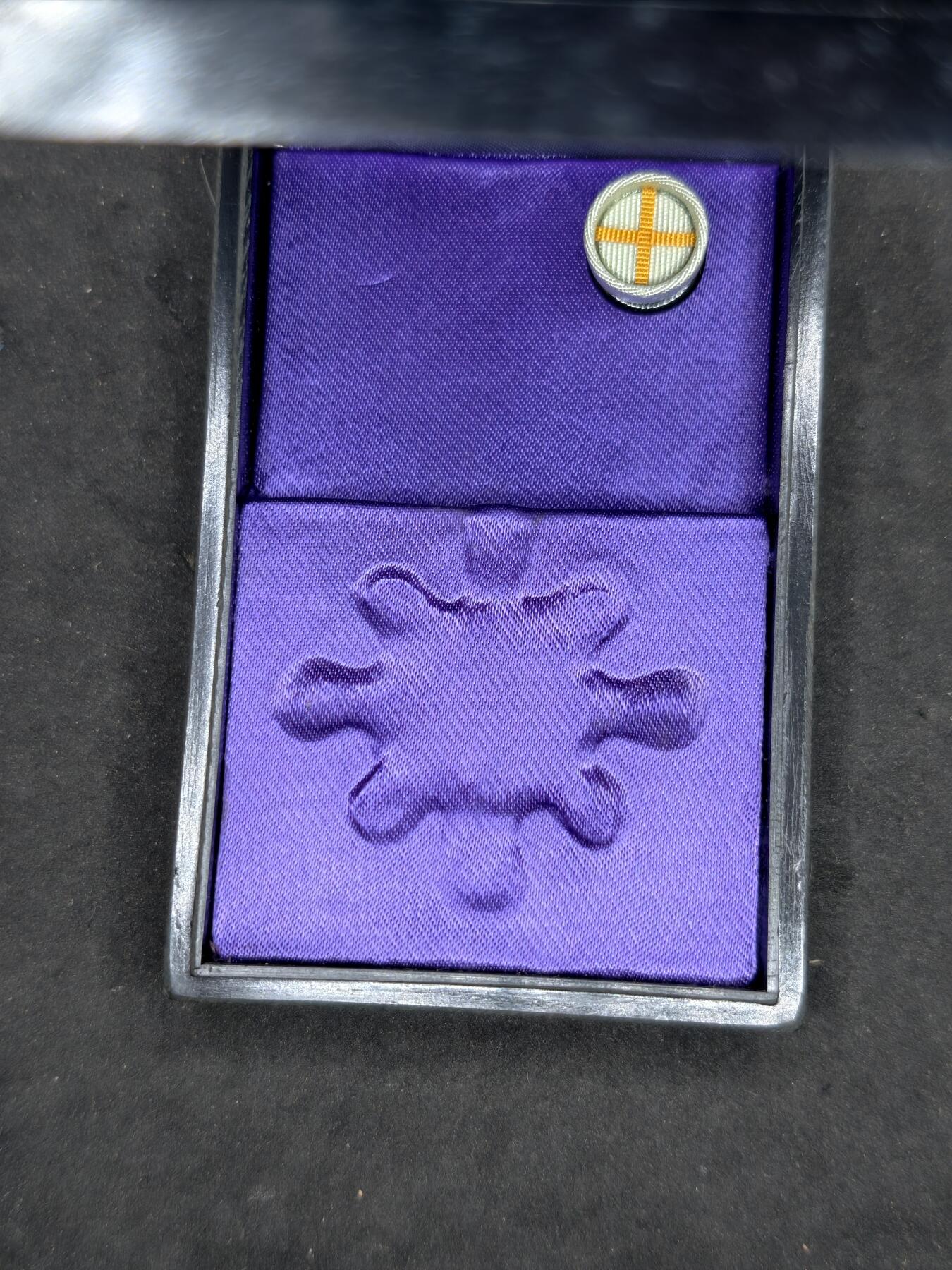 凯旋世界勋赏（第20期）（欢迎送拍）（对拍品有疑问请询问客服，不接受到手刀，出价默认拍品品相。请认真阅读拍卖规则！出价默认已认可！）（收到货请录制开箱视频，无视频概不处理问题。） 七瑞盒子和一个杯略