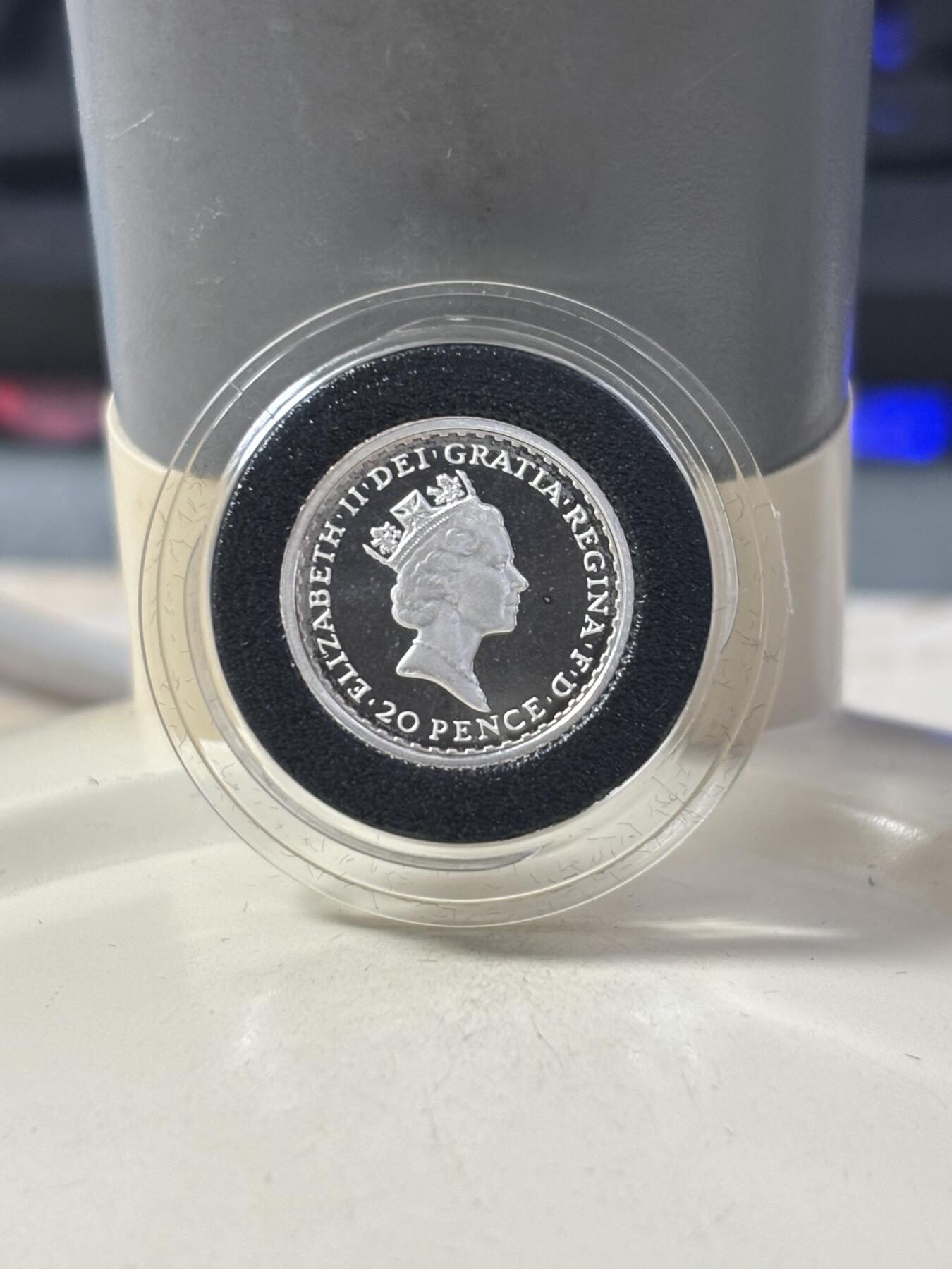 第184期拍卖 获奖英国1997年不列颠女神系列战车女神精制银币套原价3500元，获1999年度克劳斯最佳克朗币大奖，面值:20便士/50便士/1英镑/2英镑，年份：1997年，金属:958银，重量:3.24/8.11/16.22/32.54克，直径:16.5/22/27/40毫米，发行：15000套，有氧化