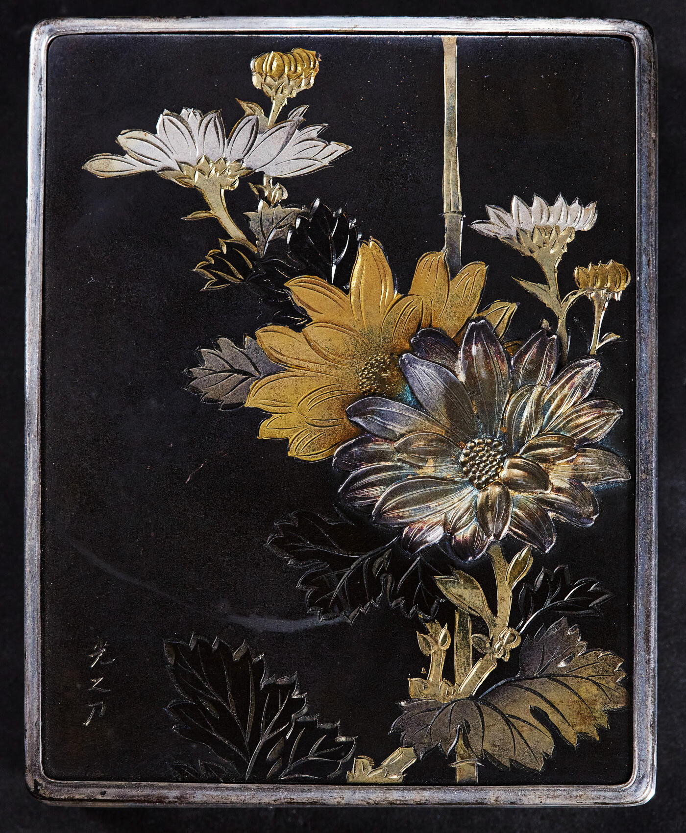 【俄甄集藏】2025年(045)12-03 星期三 晚 19:30 全场包邮 日本1930-1950年代簪花珐琅彩嵌银工艺古董烟具一套，工艺精湛，保存完好，分为烟丝盒、烟灰缸、火柴盒三件套，烟盒长：105mm，宽：85mm，高：35mm；烟灰缸长：85mm，宽：63mm，高：35mm；火柴盒长：56mm，宽：37mm，高：20mm，总重量：320.5克，收藏及实用佳品