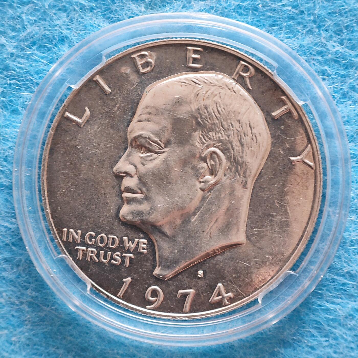 12月2日 🌏全球币章 较少品：1974年，美国，艾森豪威尔，1美元，银币，38㎜，24.5克（非纯银，2025年12月1日国际银价13元/克）UNC品相