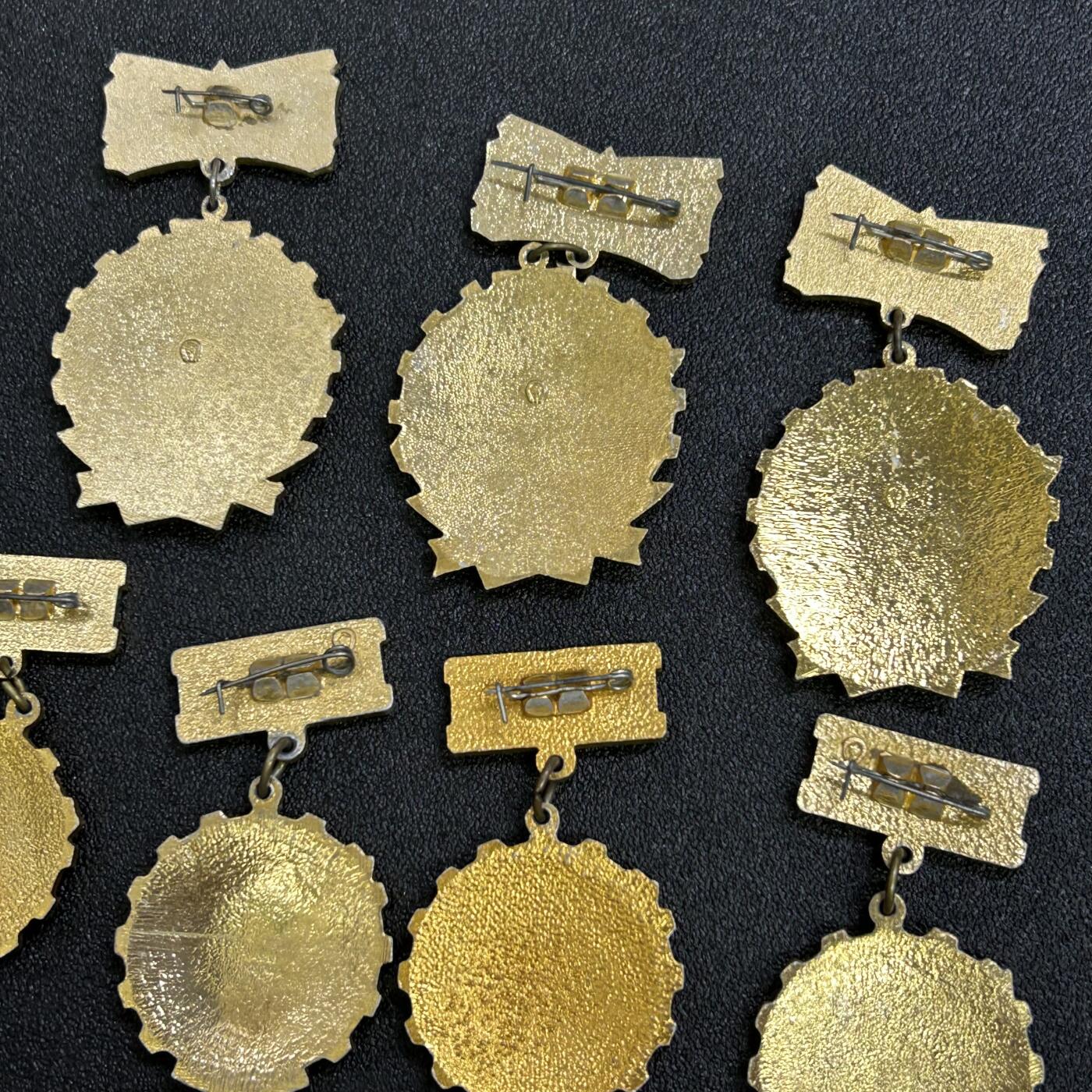 西秦中古拍卖第六十八期 苏联劳动红旗手、五年计划中劳动红旗手奖章全套 