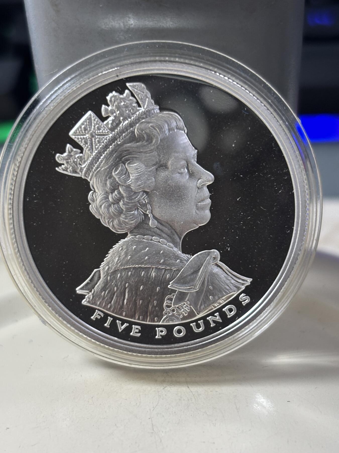 第184期拍卖 英国2002-2003年伊丽莎白女王登基50周年精制纪念银币 2枚套带盒证书，925银，28.28克*2,银价725