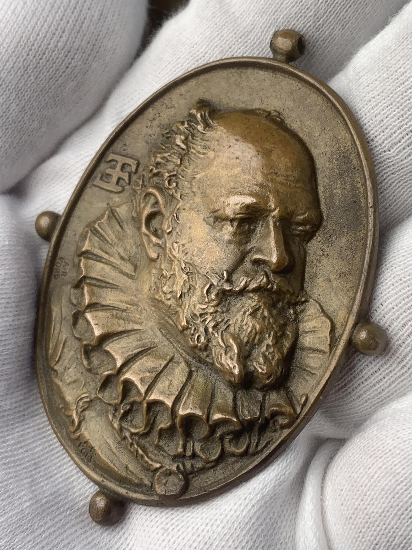 掌中浮雕-藏着的欧洲第044场 1890年奥地利维也纳艺术协会铜章，53.5*68.5mm，雕刻大师安东.沙夫（A.Scharff）作品，非常稀少罕见（背面部分文字被当时佩戴者抹去，已形成百年包浆)