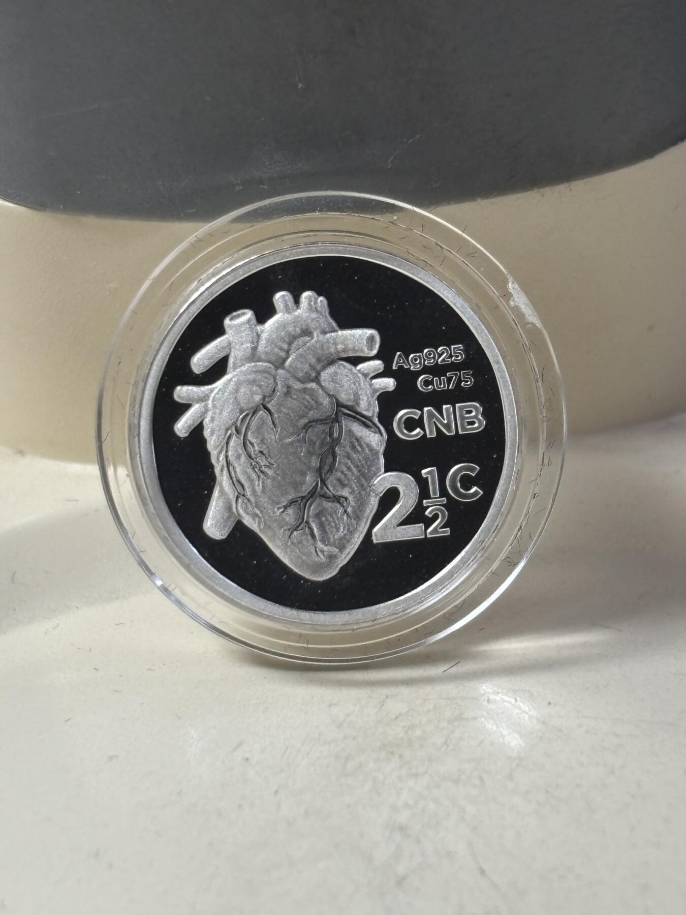 第184期拍卖 南非共和国2017年纪念世界首例心脏移植手术50周年全银精制套币，原装盒证封齐全，小的币有氧化，极富历史纪念意义的套币，发行量700套