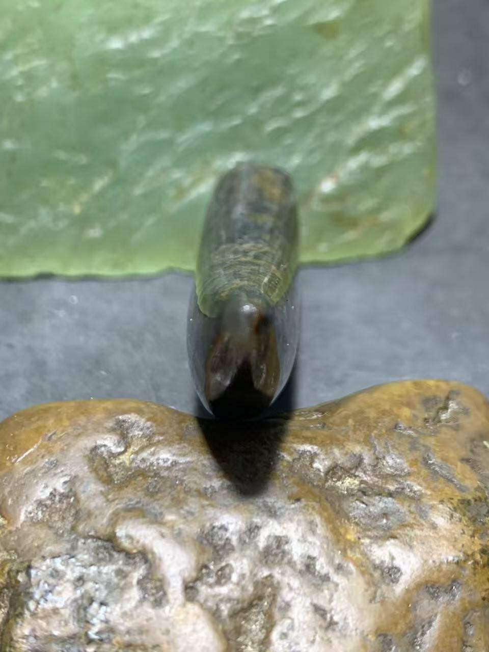 精美罕见墨色草花纹战国红玛瑙牙形吊坠一个，