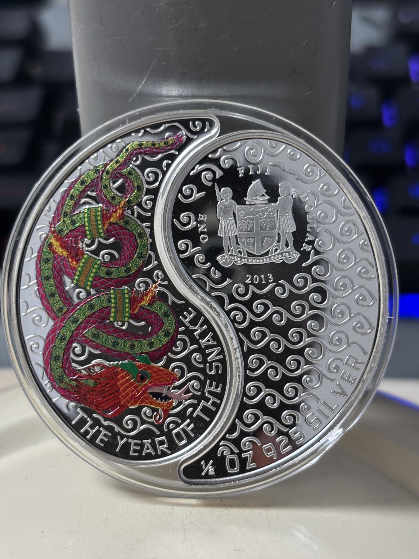 第184期拍卖 斐济2013年十二生肖 蛇年精制彩色阴阳合体纪念银币 925银，16.81克X2 发行量：5000 盒证全 芬兰造币局代铸，