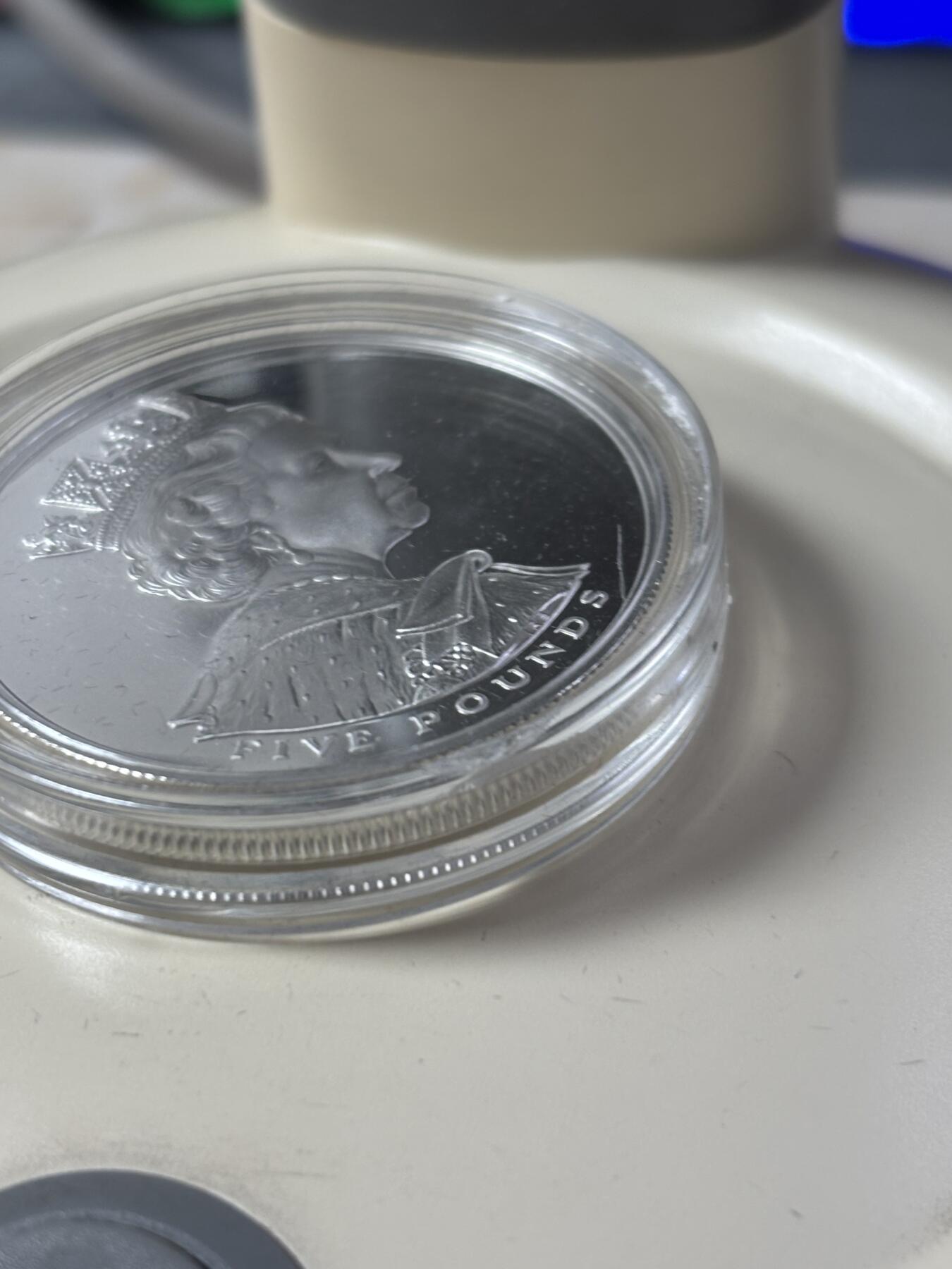 第184期拍卖 英国2002-2003年伊丽莎白女王登基50周年精制纪念银币 2枚套带盒证书，925银，28.28克*2,银价725