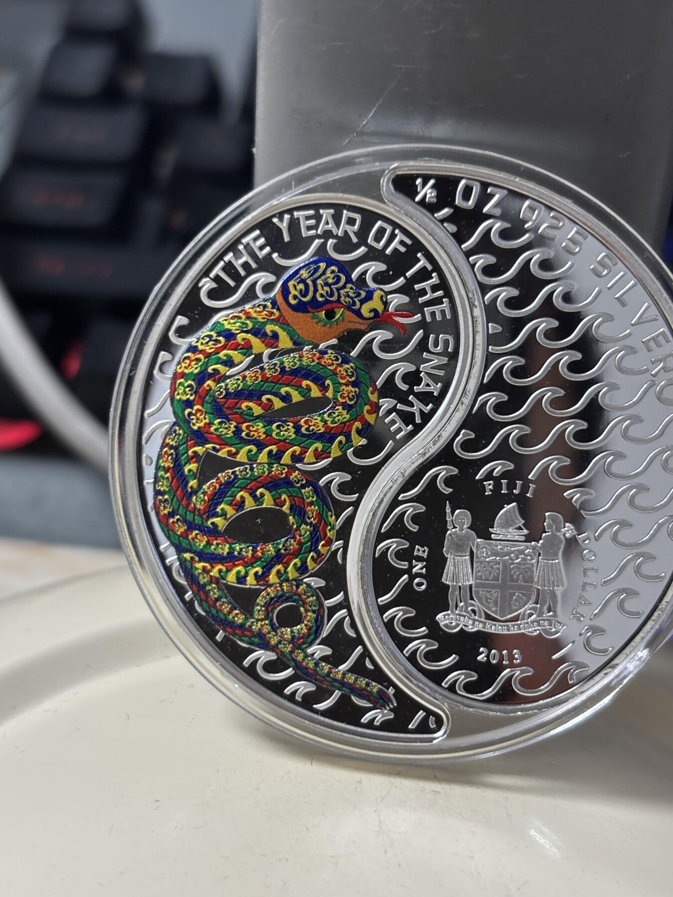 第184期拍卖 斐济2013年十二生肖 蛇年精制彩色阴阳合体纪念银币 925银，16.81克X2 发行量：5000 盒证全 芬兰造币局代铸，