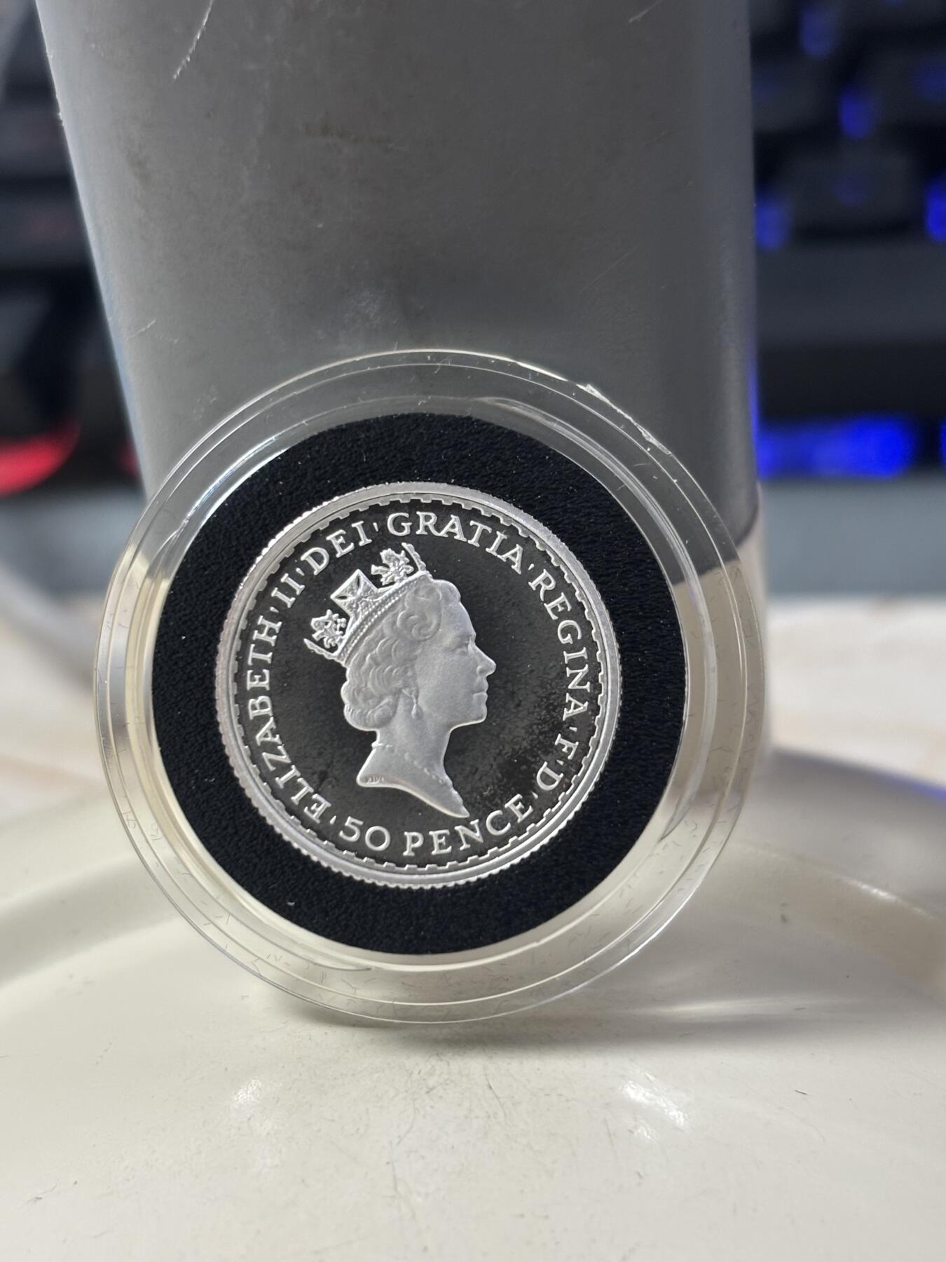 第184期拍卖 获奖英国1997年不列颠女神系列战车女神精制银币套原价3500元，获1999年度克劳斯最佳克朗币大奖，面值:20便士/50便士/1英镑/2英镑，年份：1997年，金属:958银，重量:3.24/8.11/16.22/32.54克，直径:16.5/22/27/40毫米，发行：15000套，有氧化