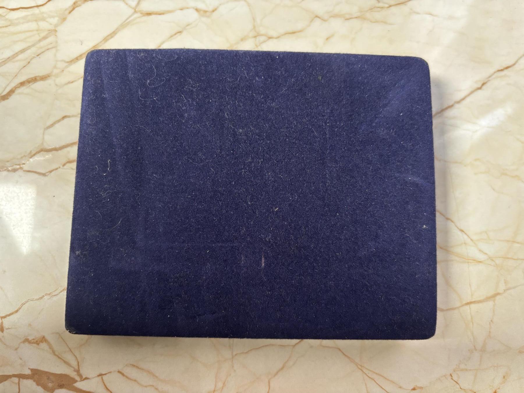 第184期拍卖 英国2002-2003年伊丽莎白女王登基50周年精制纪念银币 2枚套带盒证书，925银，28.28克*2,银价725