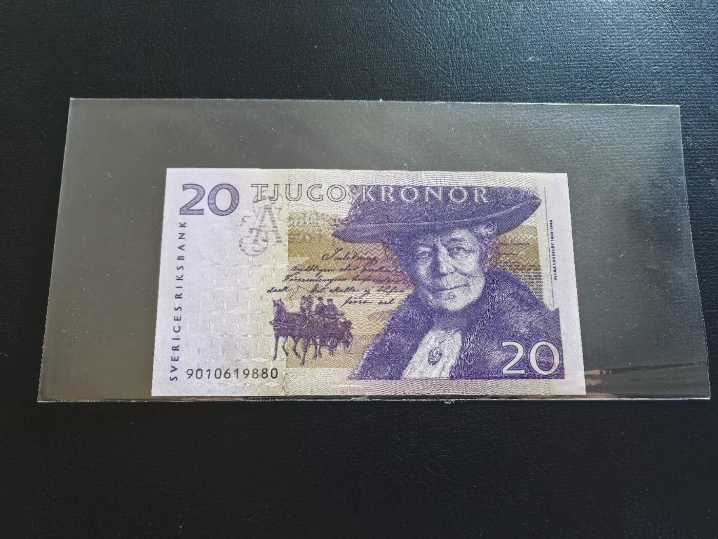 Triple S 第68期 1999瑞典20克朗，倒置号，全新UNC