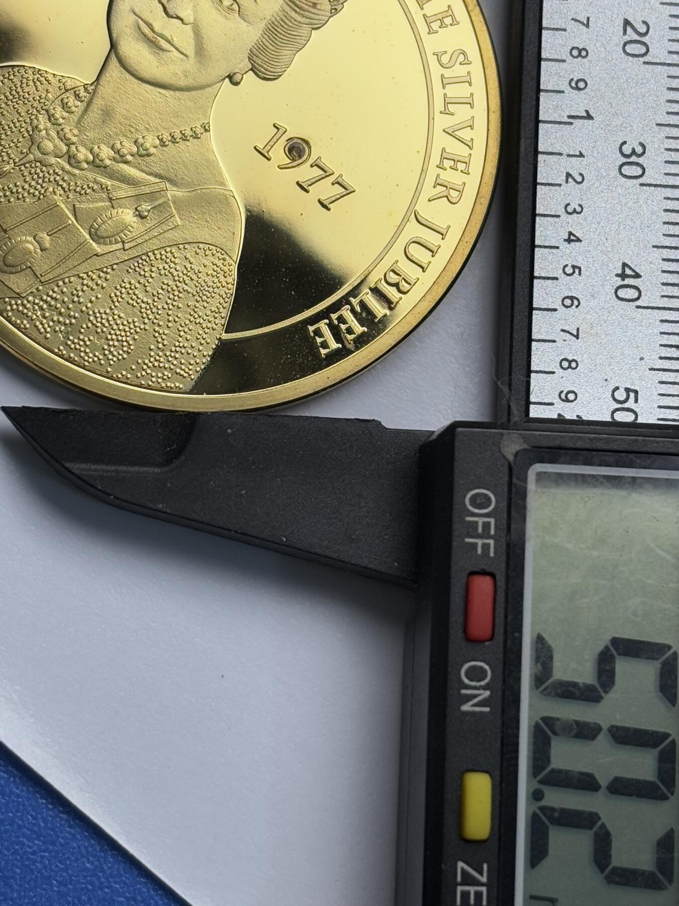 文馨钱币收藏第 283 场，【大雪鉴珍，寒英缀金】金银纪念币精品场，诚邀您的参与【长期接代拍品】 全新1952-1977-2012 年英国女王伊丽莎白二世在位 25 周年，50 周年精制纪念大铜章