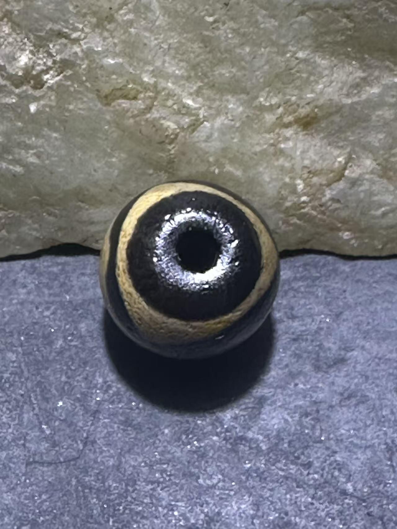 仅此一颗，精品藏传双虎牙玛瑙天珠一颗，。