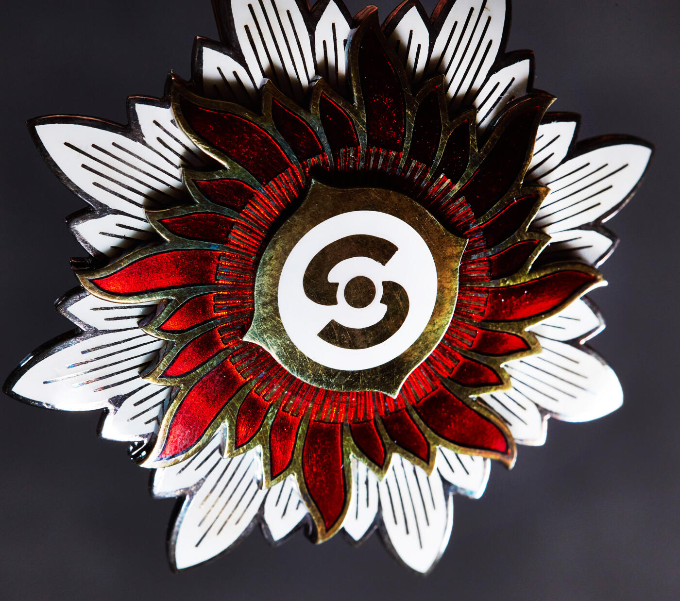 【俄甄集藏】2025年(045)12-03 星期三 晚 19:30 全场包邮 日本八幡制铁株式会社1950年-1970年（1950年由日本制铁分出，1970年再次合并）员工永年勤续银质大绶勋章，授予全勤退休老员工，直径：63mm，重量：65.7克，999银，稀少品种