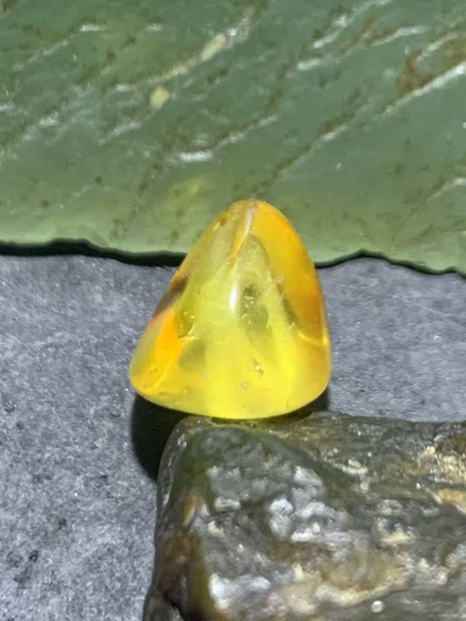 精美天然俄料蜜蜡随形散珠一颗，