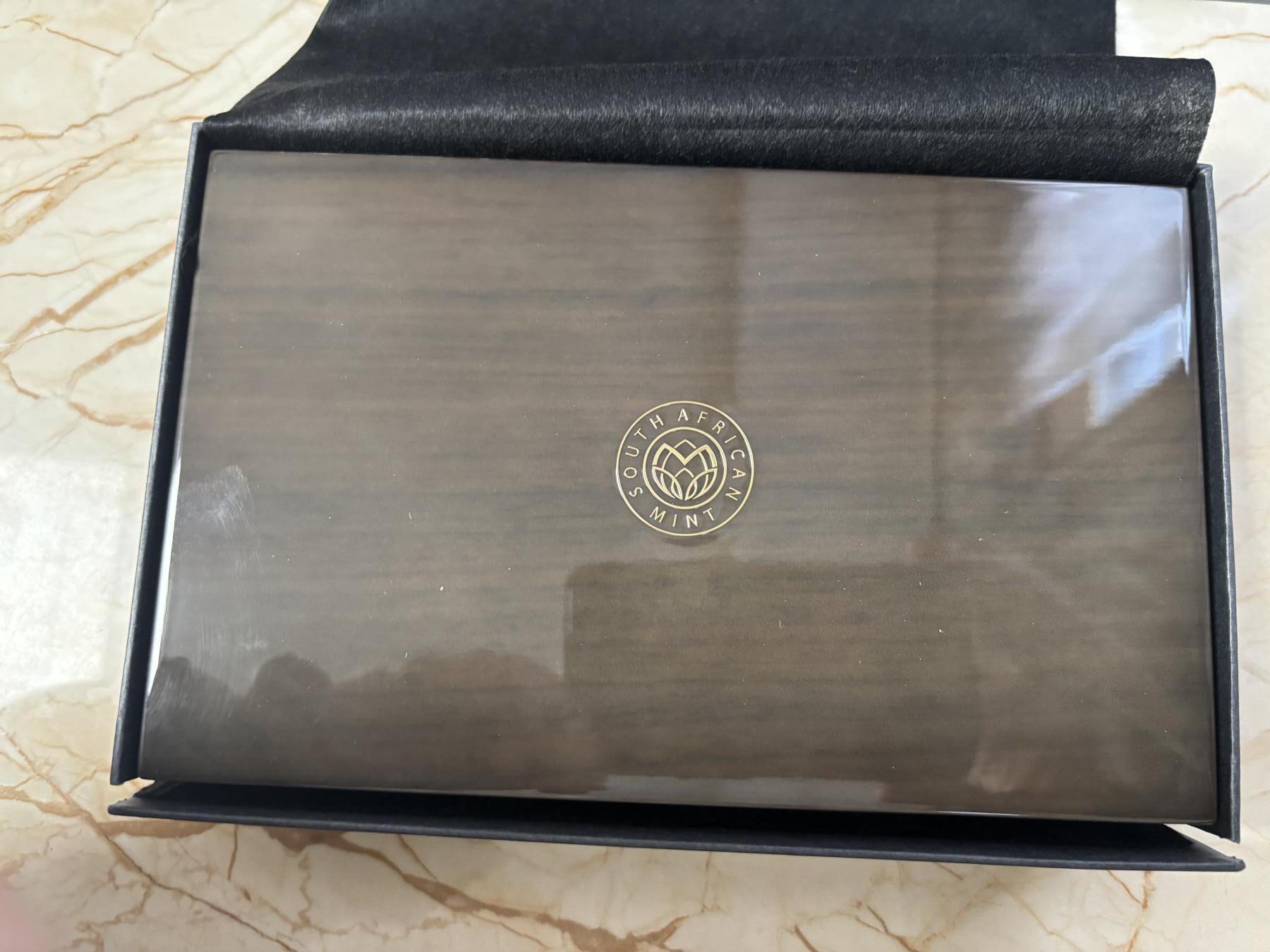 第184期拍卖 南非共和国2017年纪念世界首例心脏移植手术50周年全银精制套币，原装盒证封齐全，小的币有氧化，极富历史纪念意义的套币，发行量700套