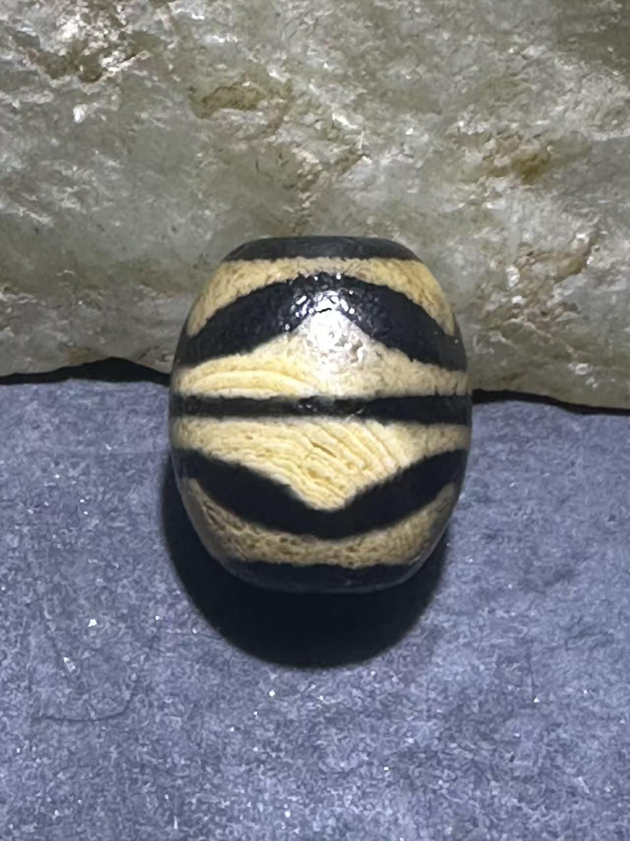 仅此一颗，精品藏传双虎牙玛瑙天珠一颗，。