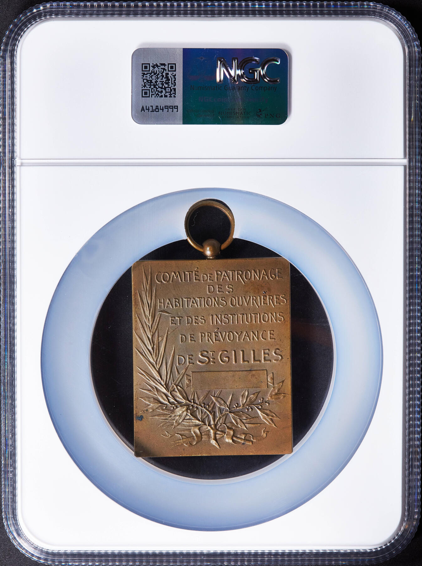【俄甄集藏】2025年(045)12-03 星期三 晚 19:30 全场包邮 法国19世纪圣吉勒工人住房与户主机构委员会纪念方形大铜章，NGC MS64，尺寸：55mm x 45mm（不含圈挂环），新艺术运动时期风格，简约大气而精美，著名设计师伊波利特·勒菲弗尔作品，顶级品相