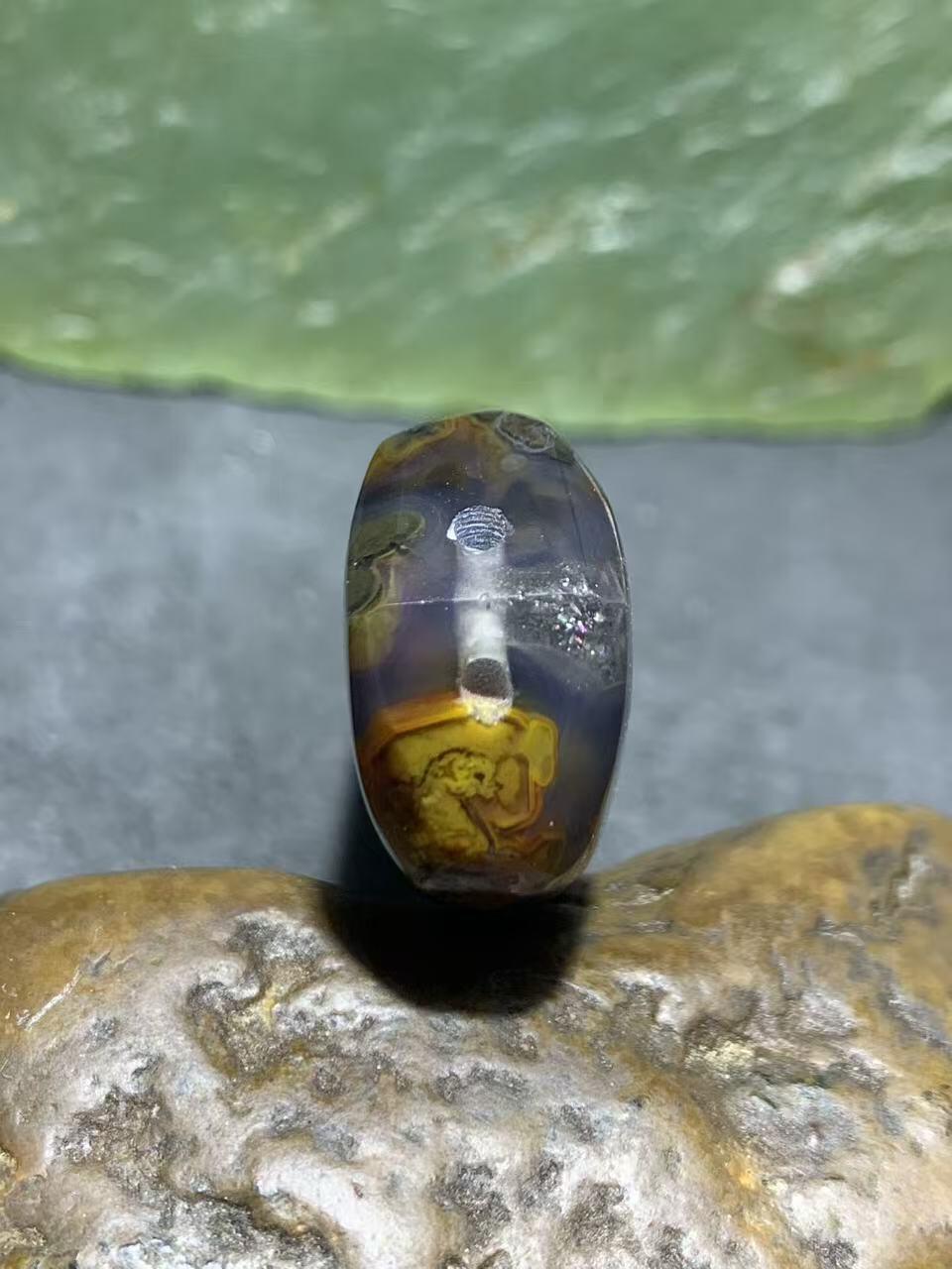 精美罕见墨色草花纹战国红玛瑙牙形吊坠一个，