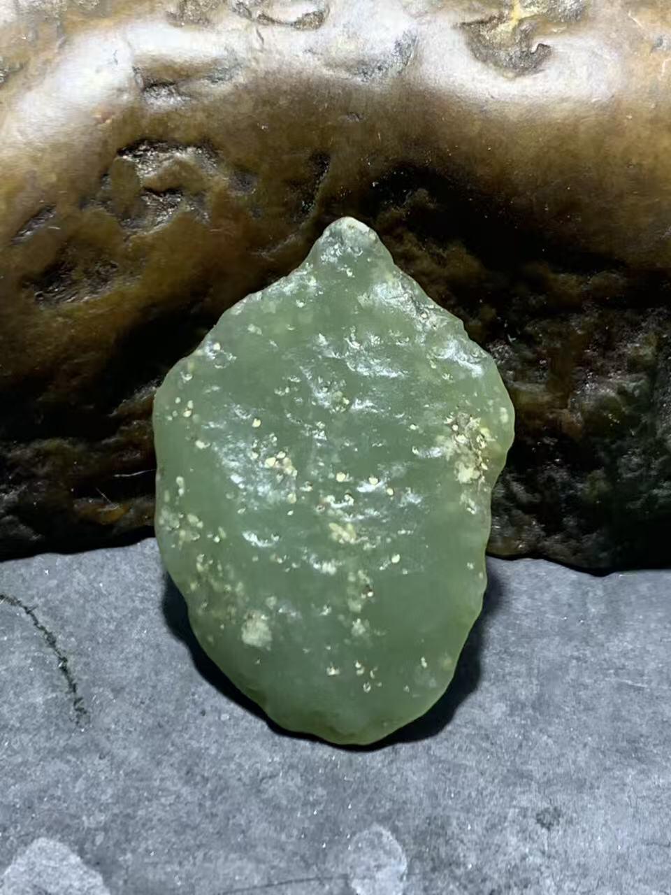 新疆戈壁料风化纹和田玉青玉小原石一颗，