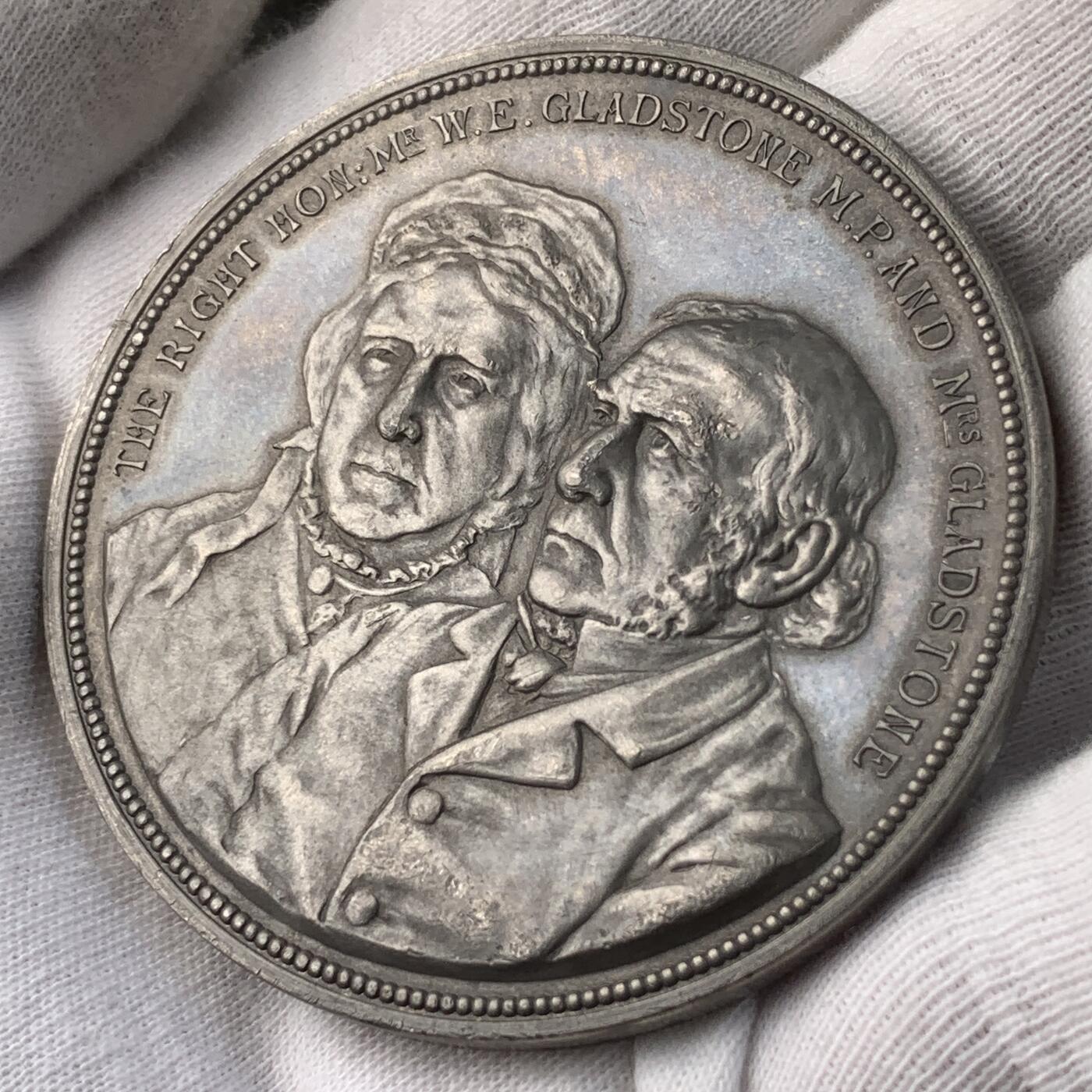 掌中浮雕-藏着的欧洲第044场 1889年格拉德斯通金婚纪念章 , 60mm， L .C. Lauer雕刻，合金材质，非常精美，罕见！