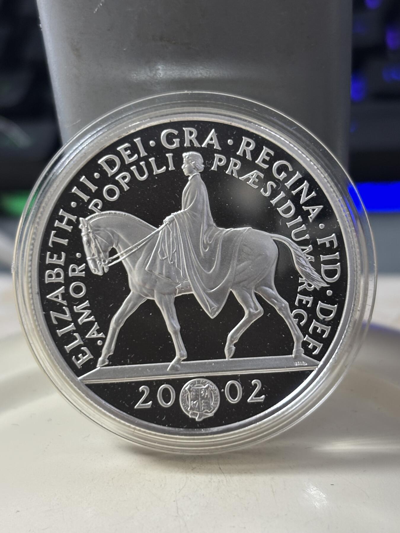 第184期拍卖 英国2002-2003年伊丽莎白女王登基50周年精制纪念银币 2枚套带盒证书，925银，28.28克*2,银价725