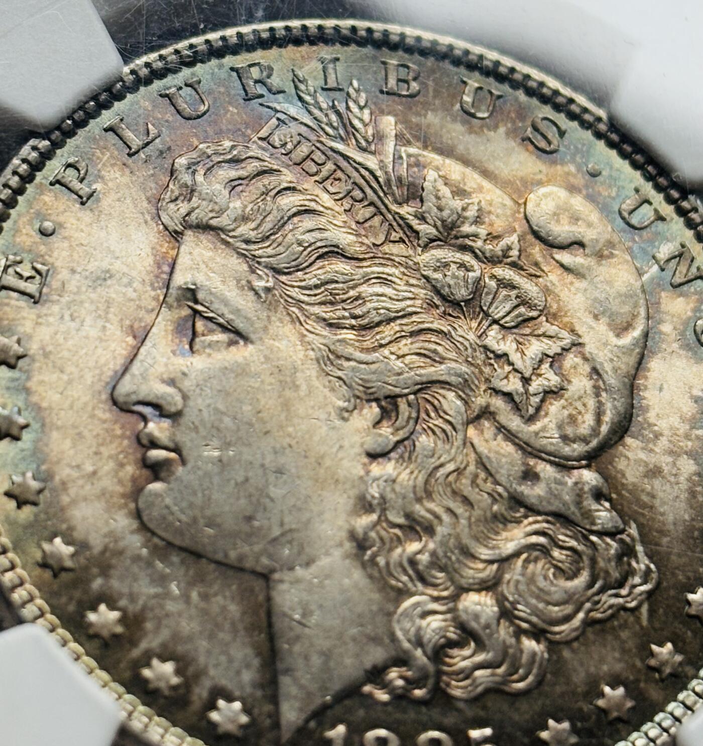 文馨钱币收藏第 283 场，【大雪鉴珍，寒英缀金】金银纪念币精品场，诚邀您的参与【长期接代拍品】 1885 年美国摩根一元银元 NGC 评级 MS64 分，高光五彩，彩虹酱金黄包浆，一眼尽收眼底