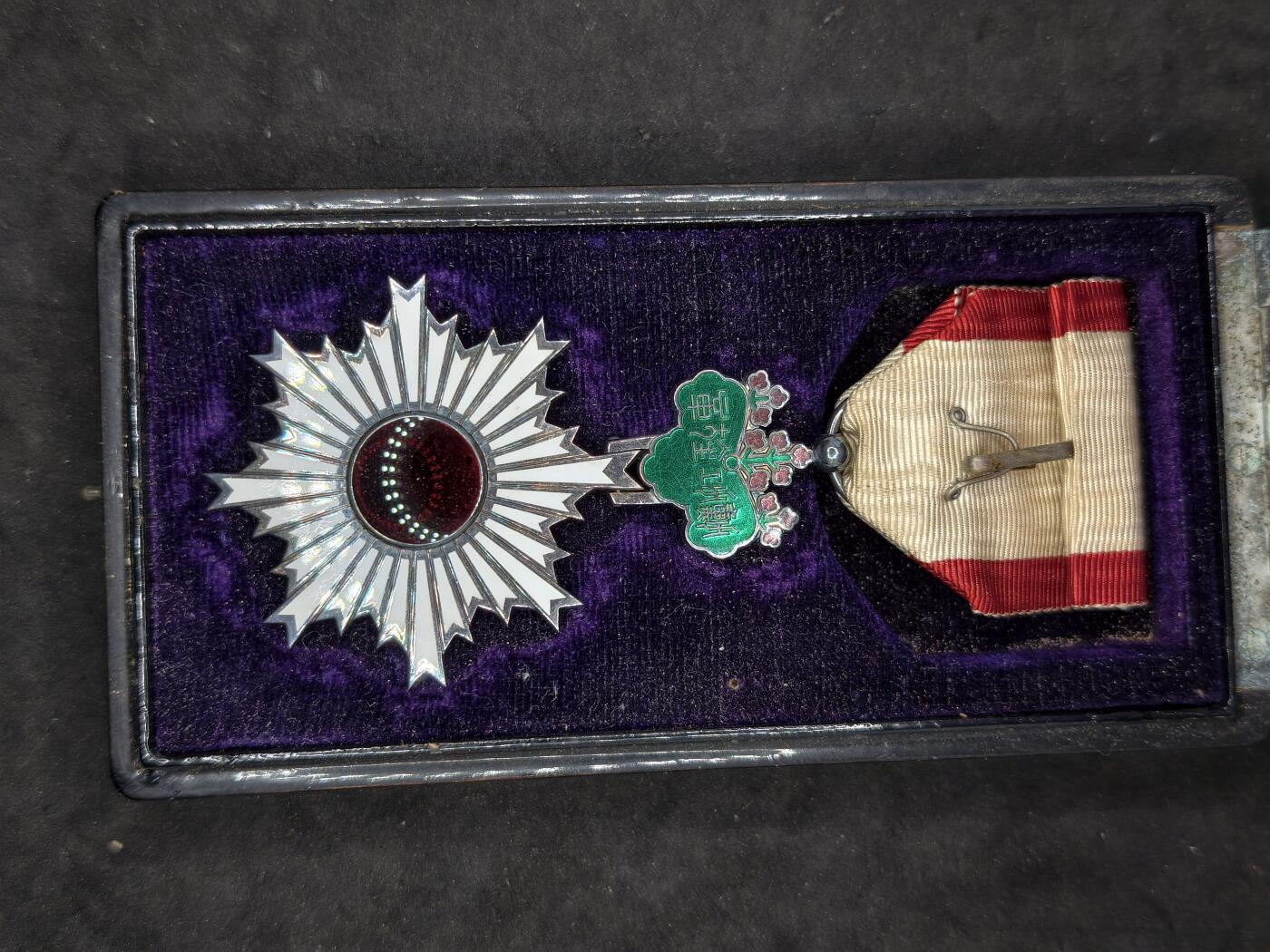 凯旋世界勋赏（第20期）（欢迎送拍）（对拍品有疑问请询问客服，不接受到手刀，出价默认拍品品相。请认真阅读拍卖规则！出价默认已认可！）（收到货请录制开箱视频，无视频概不处理问题。） 六等旭日带盒