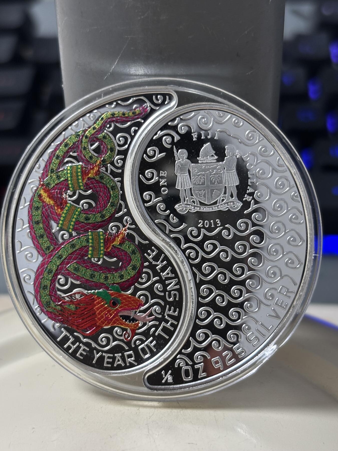 第184期拍卖 斐济2013年十二生肖 蛇年精制彩色阴阳合体纪念银币 925银，16.81克X2 发行量：5000 盒证全 芬兰造币局代铸，