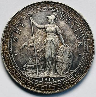 文馨钱币收藏第 283 场，【大雪鉴珍，寒英缀金】金银纪念币精品场，诚邀您的参与【长期接代拍品】 - 1912 年英国站洋一元银元，黄金彩墨包浆，原光底板，难得少见的品相