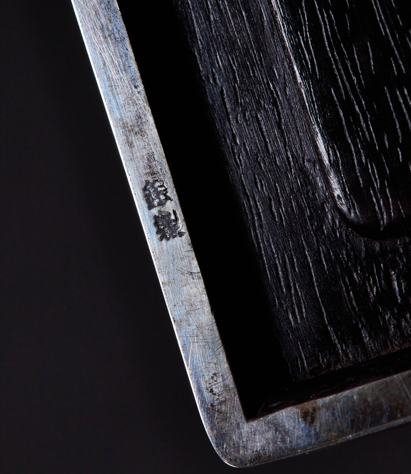 【俄甄集藏】2025年(045)12-03 星期三 晚 19:30 全场包邮 日本1930-1950年代簪花珐琅彩嵌银工艺古董烟具一套，工艺精湛，保存完好，分为烟丝盒、烟灰缸、火柴盒三件套，烟盒长：105mm，宽：85mm，高：35mm；烟灰缸长：85mm，宽：63mm，高：35mm；火柴盒长：56mm，宽：37mm，高：20mm，总重量：320.5克，收藏及实用佳品