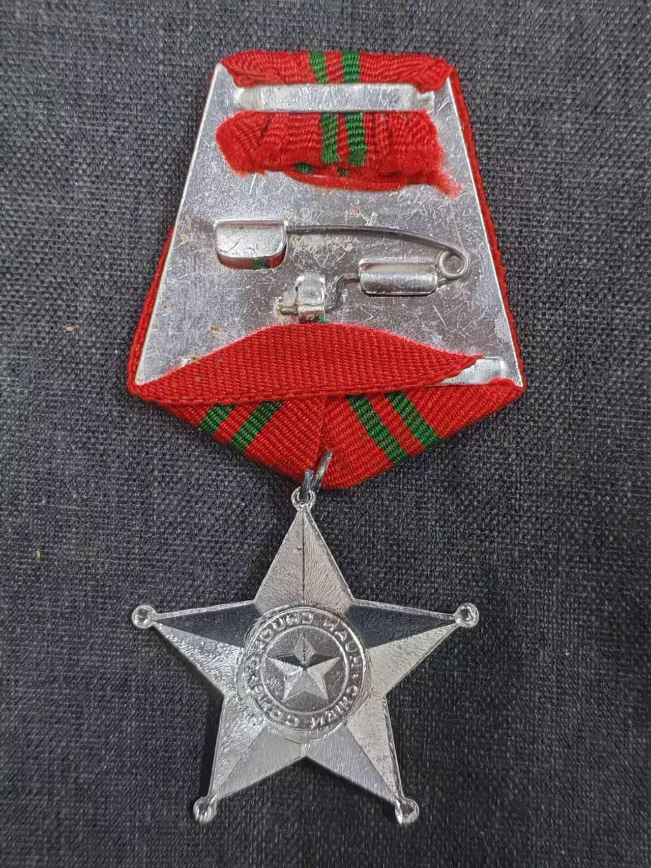 罗岚⭐新藏⭐特惠专拍第一场-分享拍场赚佣  越南社会主义共和国人民军二级战功勋章 主要颁发给前线作战的基层军官-士官-士兵 该章获得条件需要在战场上以出色的基层指挥能力逆转一场小型战斗，或者亲自临阵毙伤数位敌人