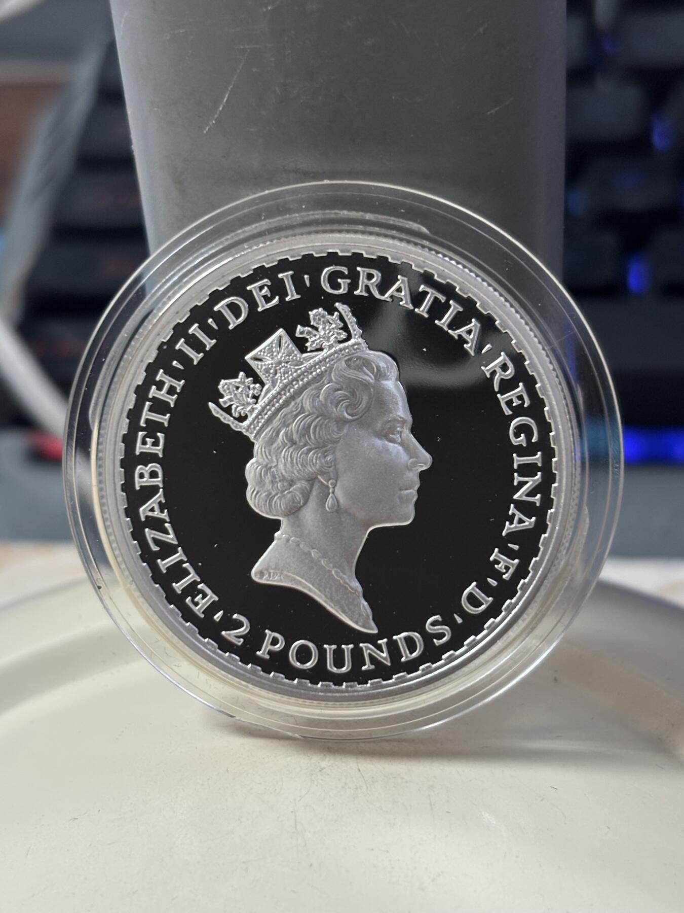 第184期拍卖 获奖英国1997年不列颠女神系列战车女神精制银币套原价3500元，获1999年度克劳斯最佳克朗币大奖，面值:20便士/50便士/1英镑/2英镑，年份：1997年，金属:958银，重量:3.24/8.11/16.22/32.54克，直径:16.5/22/27/40毫米，发行：15000套，有氧化