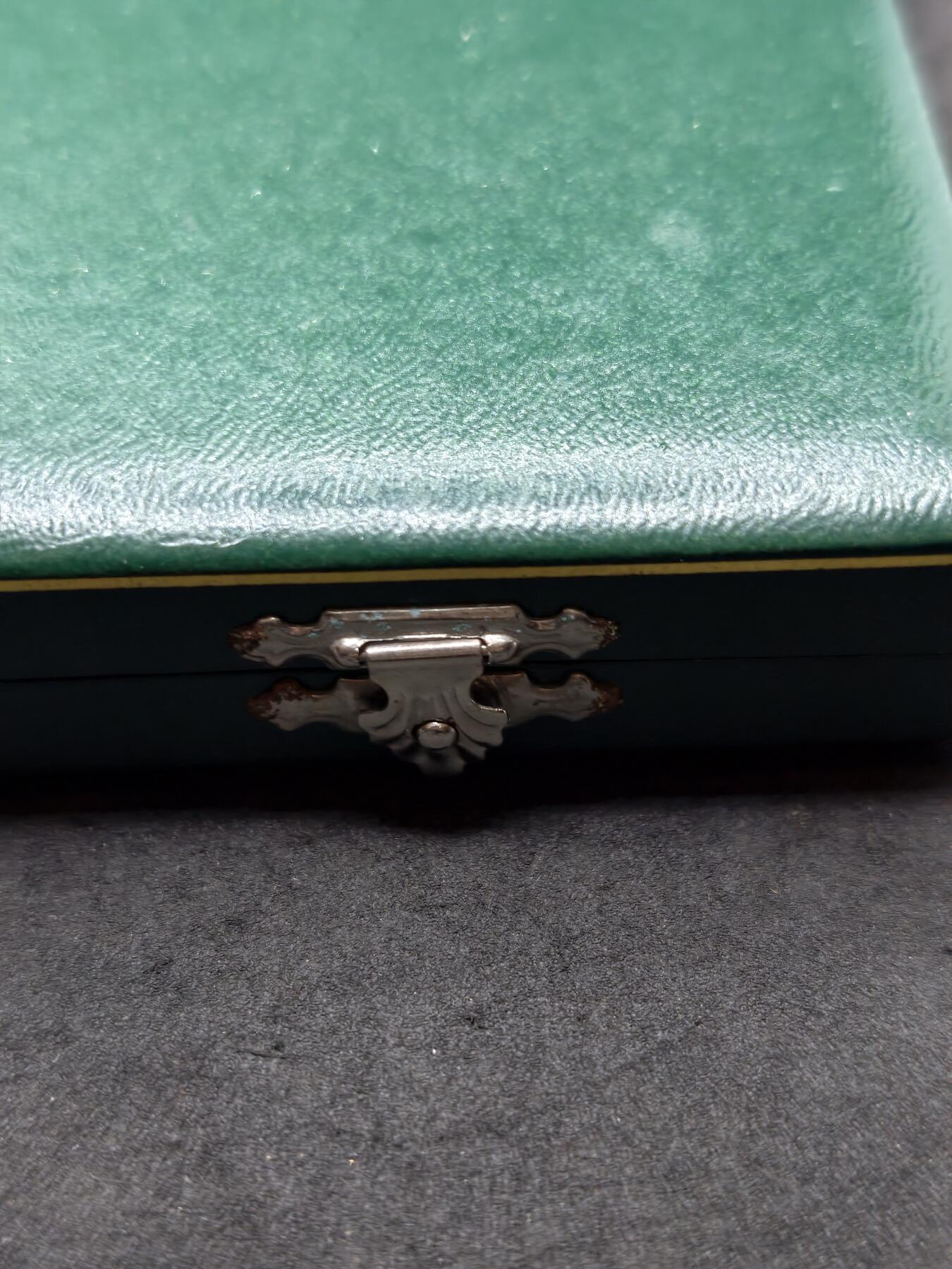 凯旋世界勋赏（第20期）（欢迎送拍）（对拍品有疑问请询问客服，不接受到手刀，出价默认拍品品相。请认真阅读拍卖规则！出价默认已认可！）（收到货请录制开箱视频，无视频概不处理问题。） 意大利共和国勋章盒子