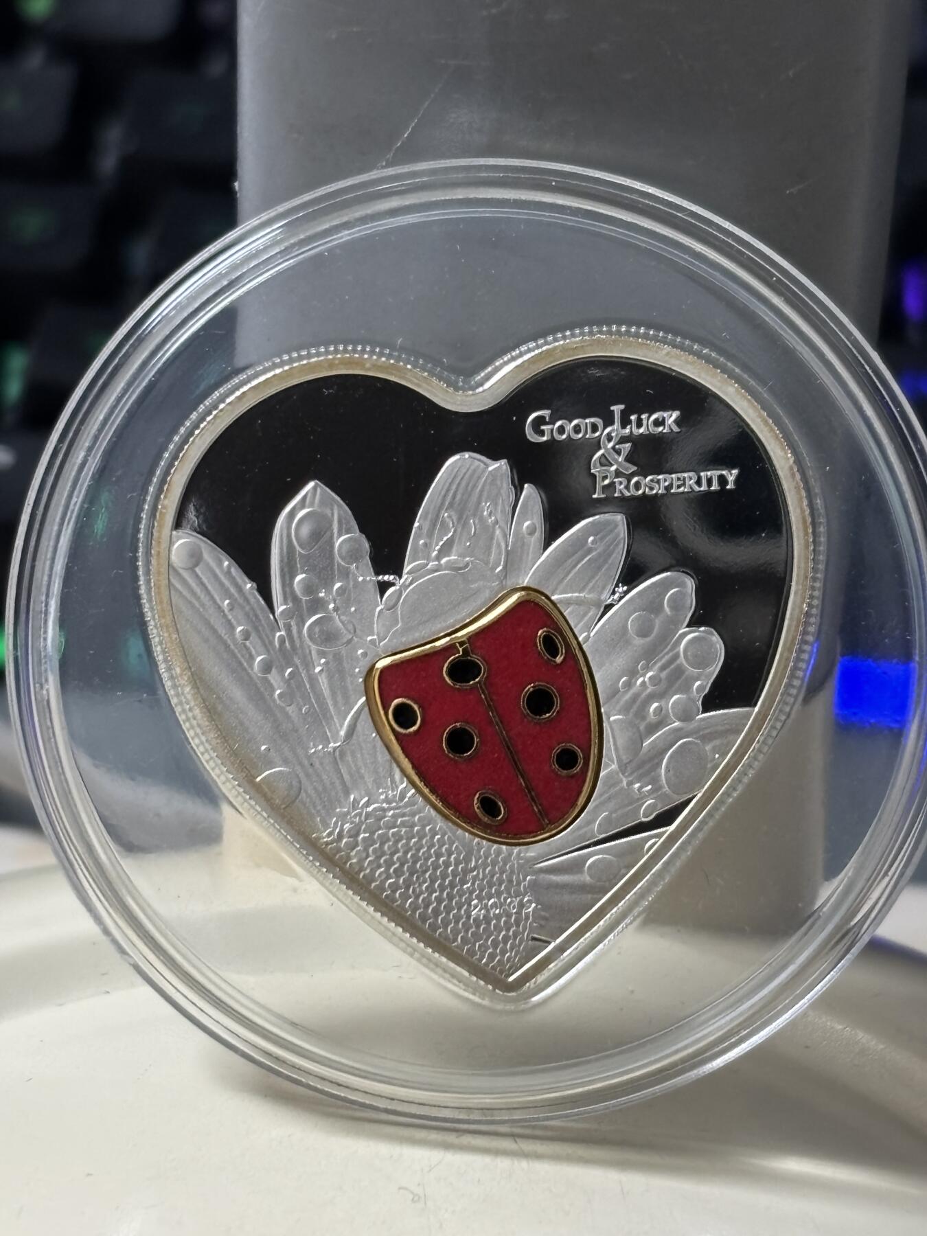 第184期拍卖 帕劳2009年幸运瓢虫彩色心形精制纪念银币带证书，999银，25克，发行量2500枚，有氧化