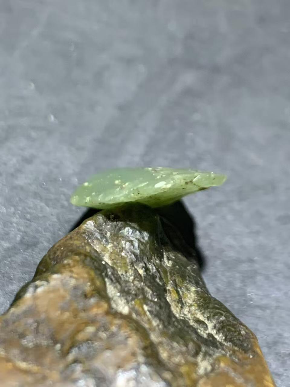 新疆戈壁料风化纹和田玉青玉小原石一颗，