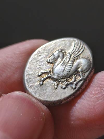 典藏精品重器！古希腊科林斯城邦斯塔特大银币8.54g，正面雅典娜科林斯盔头像，背面双翼飞马珀伽索斯，非常漂亮，难得的品相，干净利索带有令人愉悦的彩色包浆，艺术性极高